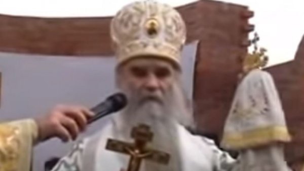 ТРЕНУТАК КАДА ЈЕ И АМФИЛОХИЈЕ ЗАПЛАКАО: Погледајте како је митрополит саопштио Србима да је преминуо патријарх Павле (ВИДЕО)