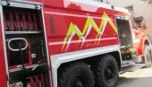 GORELA KUĆA U ZEMUNU: Vatrogasci hitno stigli na lice mesta, saobraćaj otežan