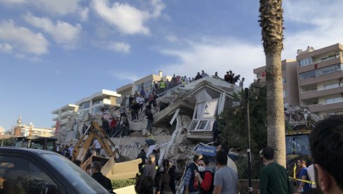 РАЗОРАН ЗЕМЉОТРЕС У ТУРСКОЈ:  Број жртава земљотреса порастао на 100, скоро 1000 повређено