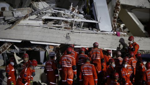 ЧУДА СЕ НАСТАВЉАЈУ: Спасиоци у Измиру извукли још једну девојчицу из рушевина