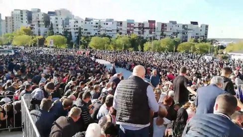 BIBLIJSKE SCENE ZA ISTORIJU: Hiljade ljudi u Podgorici na kolenima dočekalo mitropolita Amfilohija (FOTO/VIDEO)