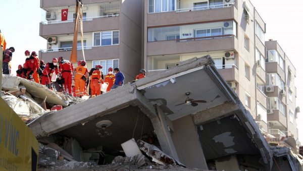 ИЗ РУШЕВИНА ИЗВУЧЕНА ТРОГОДИШЊА ЕЛИФ: Спасиоци настављају потрагу у Измиру, 81 погинуо у земљотресу
