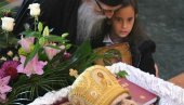 NAJTUŽNIJI PRIZOR IZ HRAMA U PODGORICI: Mala Una sa ikonom u ruci nemo stoji pored kovčega svoga kuma Amfilohija (FOTO)