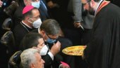 VUČIĆ PRIMIO NAFORU NA LITURGIJI: Predsednik Srbije u hramu u Podgorici, prisustvuje sahrani mitropolita Amfilohija (FOTO)
