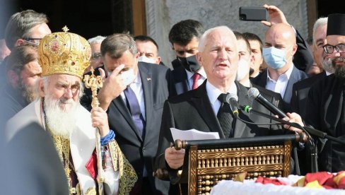 SKRŠILA SU SE DVA NOSEĆA STUBA SPC: Matija Bećković o smrti patrijarha Irineja