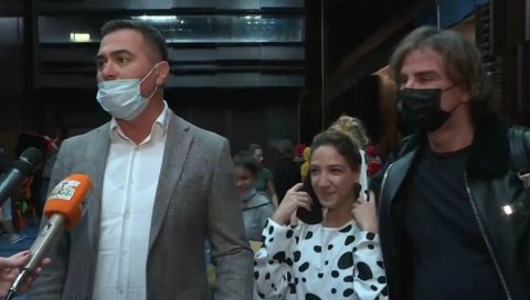 КОСТИМИ ЗА МАСКЕНБАЛ: Жељко Митровић даривао децу из Звечанске