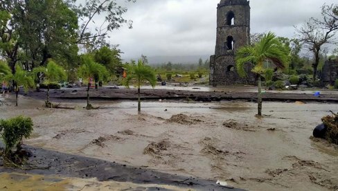 TRAGEDIJA NA FILIPINIMA: Tajfun odneo najmanje 72 života (FOTO)