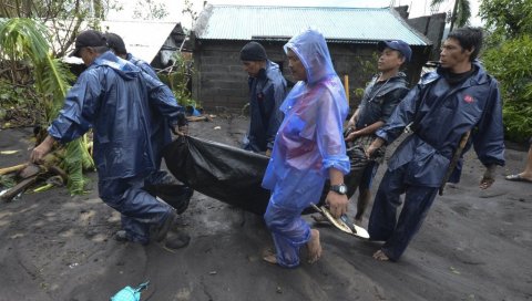 РАЗОРНИ ТАЈФУН ПОГОДИО ФИЛИПИНЕ: Најмање 16 жртава тајфуна Гони, 275.000 људи одсечено (ФОТО)