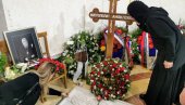 ЕМОТИВНЕ СЦЕНЕ: Освануло јутро након сахране Амфилохија, монахиње љубе крст и клече на гробу Митрополита (ФОТО/ВИДЕО)
