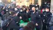 BIBER SPREJEM NA STUDENTE: Učenici blokirali školu, intervenisala policija (VIDEO)