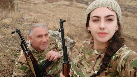 НА ПРВОЈ ЛИНИЈИ: Отац и ћерка заједно на ратишту у Карабаху (ФОТО)