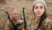 НА ПРВОЈ ЛИНИЈИ: Отац и ћерка заједно на ратишту у Карабаху (ФОТО)