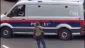 SNIMAK PRIVOĐENJA TERORISTE U LINCU: Uhapšen monstrum povezan sa napadom u Beču (VIDEO)