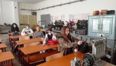 VOLAN IM DRAŽI OD ŠIVAĆIH MAŠINA: U Tehničkoj školi u Prokuplju terćina učenika su devojčice
