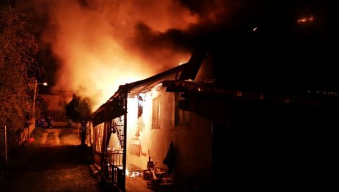 УЖАС КОД КНИЋА! Пожар у породичној кући, пронађено угљенисано тело