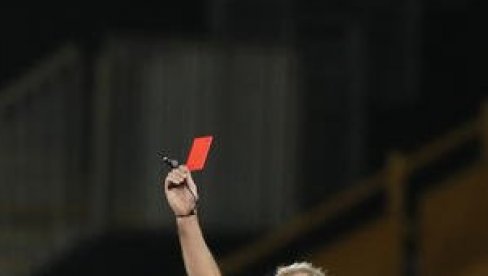 TRI PUTA PREKIDAO UTAKMICU: Četvrti put sudiji prekipelo pa mu pokazao crveni karton (FOTO)