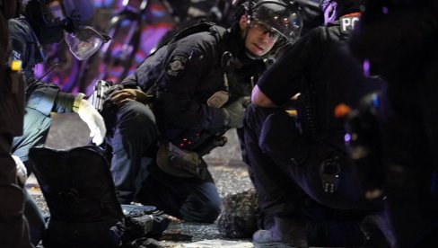 ПРОТЕСТИ ШИРОМ АМЕРИКЕ: Трампове и Бајденове присталице на улицама, сукоби са полицијом (ФОТО/ВИДЕО)
