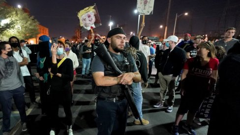 NAORUŽANI ISPRED IZBORNOG CENTRA: Protest Trampovih pristalica u Arizoni (FOTO/VIDEO)