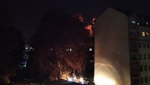 ГОРИ СТАМБЕНА ЗГРАДА У ЛОЗНИЦИ: Чекају се ватрогасци - ватра и дим куљају са петог спрата (ФОТО)