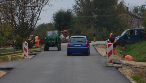 НОВО ЛИЦЕ ГЛАВНЕ УЛИЦЕ У ПАВЛИШУ: Реконструисано преко два километра асфалтног пута
