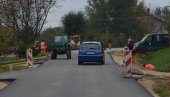 НОВО ЛИЦЕ ГЛАВНЕ УЛИЦЕ У ПАВЛИШУ: Реконструисано преко два километра асфалтног пута