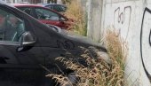 VOZILA NA TROTOARU: Žitelji ulice Miloša Bandića u Zemunu godinama se bore sa bahatim vozačima