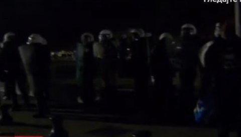 НЕРЕДИ У СОЛУНУ ЗБОГ НОВИХ КОРОНА МЕРА: Демонстранти гађали полицију камењем, па засути сузавцем (ВИДЕО)