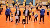 NOVA SPORTSKA OPREMA ZA MALE ŠAMPIONE: Načelnik opštine Ugljevik poklonio 85 kompleta trenerki školi fudbala Mali šampioni