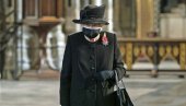 НА ГРОБУ НЕЗНАНОГ ЈУНАКА: Краљица Елизабета први пут са маском у јавности