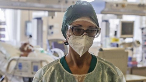 ФОТОГРАФИЈА КОЈА СЛАМА СРЦА: Медицинска сестра грли малог Матеју оболелог од короне док чека операцију (ФОТО)