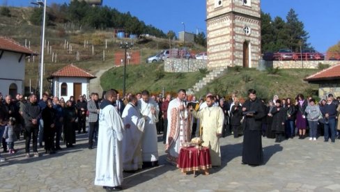 MITROVDAN NA KiM: Liturgijom i sečenjem slavskog kolača obelezena gradska slava Kosovske Mitrovice