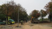 ОБНОВА ЈОШ ДВА ХЕКТАРА ШЕТАЛИШТА: Екипе Зеленила настављају да уређују пешачку зону Лазаро Карденас између новобеоградских блокова