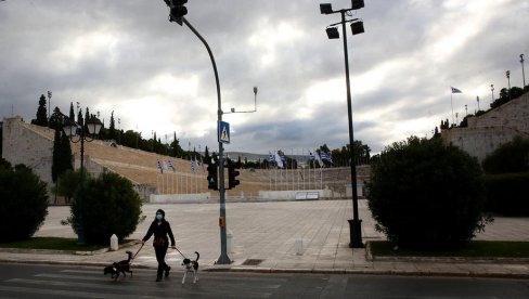 ЖИВОТ ПОД КЉУЧЕМ: Улице Атине су скоро потпуно празне, више од 150 хиљада аутомобила је напустило град (ФОТО)