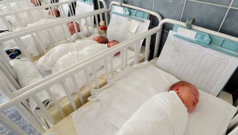 БЕЈБИ БУМ У НОВОСАДСКОЈ КЛИНИЦИ: За 24 часа рођено 24 бебе, међу њима и близанци