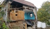 ŽENA JE BILA ZATRPANA DO POLA: Pao zid u kući na Čukarici - supružnici pukom srećom izbegli smrt (FOTO/VIDEO)