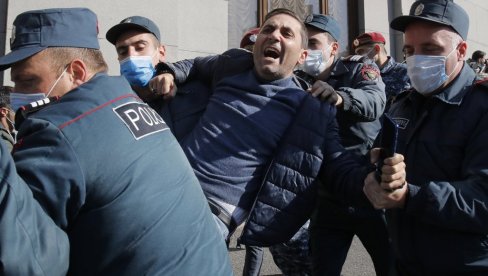 HAOS U JERMENIJI, POLICIJA ISPALILA ŠOK BOMBE: Veliki protesti u Jerevanu, demonstranti ispred Pašinjanove rezidencije (VIDEO)