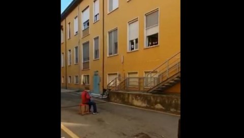 ЉУБАВ ЈАЧА ОД КОРОНЕ: Италијан (81) није могао да посети супругу, па јој је засвирао испред болнице (ВИДЕО)