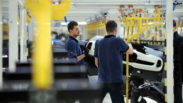 НА ОДМОРУ ДУЖЕ НЕГО У ПОГОНУ: У Фијат Крајслер аутомобилима Србија ове године 50 радних дана, запослени страхују за судбину фабрике