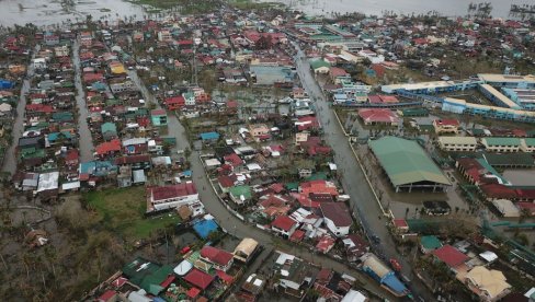 ВИШЕ ОД ТРИ ХИЉАДЕ ЉУДИ У СКЛОНИШТИМА: Пет спасилаца данас погинуло на Филипинима после тајфуна (ВИДЕО)