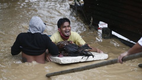 ДРАМА НА ФИЛИПИНИМА: Тајфун Вамко однео најмање 39 живота, десетине нестало (ФОТО)