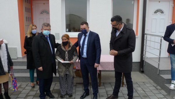 ТОПЛИ ДОМОВИ ЗА РОМЕ: Надам се да ће бити срећни, никада нису имали кров над главом