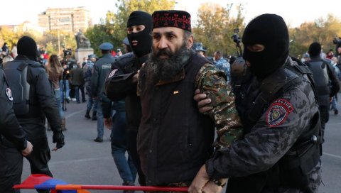 ЈЕРМЕНИ НЕ ПРИЗНАЈУ ПОРАЗ: Ухапшено више од 60 људи у Јеревану, имају само један захтев (ФОТО)
