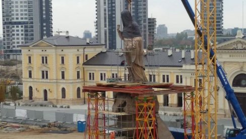 POSTAVLJEN SPOMENIK STEFANU NEMANJI: Veličanstvena statua se vidi u punoj visini, veliki Nemanjić postaje zaštitnik Beograda (FOTO)