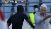 OVAKAV INCIDENT JE RETKOST: Linijski sudija nasrnuo na trenera Sudana (VIDEO)