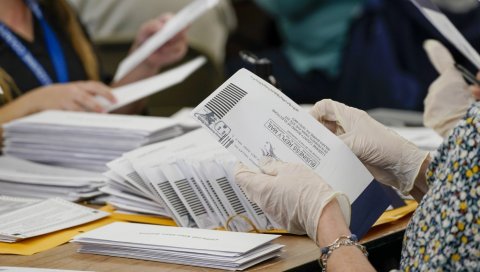 ПОШТА ГЛАВНИ ИГРАЧ ИЗБОРА У САД? Снимци узимања листића из поштанских контејнера и оптужбе о гласању умрлих путем поште подстичу сумње