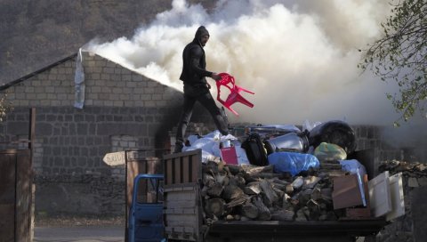 ТРАГИЧНО ЛИЦЕ ЕГЗОДУСА: Јермени спалили куће, ископали гробове и поклали животиње и поручују - Хришћани ће се вратити