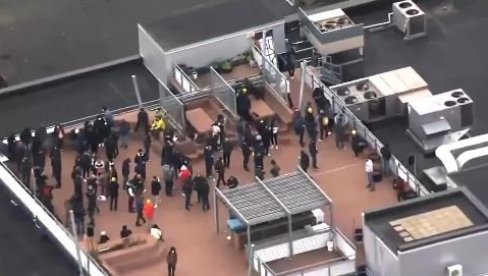TALAČKA KRIZA U MONTREALU: Policija evakuiše zgradu Ubisofta, ljudi pobegli na krov gde čekaju pomoć (VIDEO)