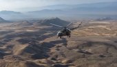 ПОД БУДНИМ ОКОМ ЕСКАДРИЛЕ: Руски хеликоптери прате конвој својих мировњака у Карабаху (ВИДЕО)
