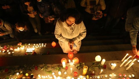 СТОТИНЕ СВЕЋА ЗА ХЕРОЈЕ: У Јеревану почео комеморативни скуп у знак сећања на погинуле војнике у Нагорно Карабаху (ФОТО)