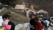 ВЕРНИЦИ НАПУШТАЈУ СВОЈЕ СВЕТИЊЕ: Потресне слике из Нагорно Карабаха, Јермени на последњој молитви у древном манастиру (ФОТО)